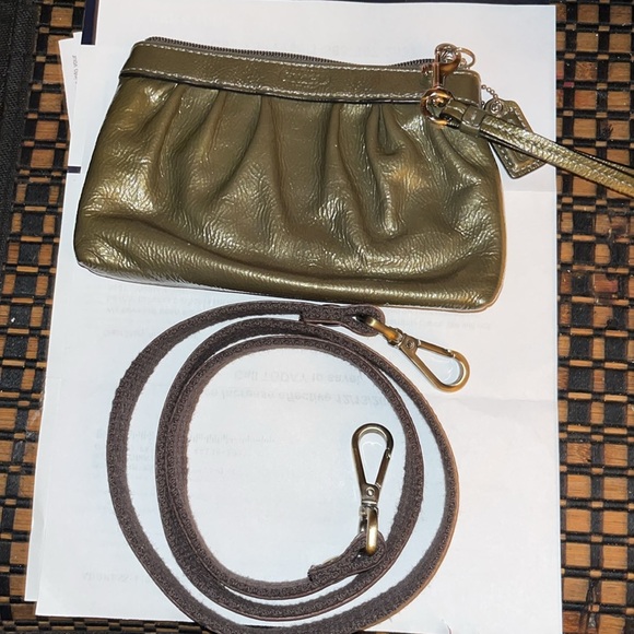 🎉!LIKE NEW🎊 Beautiful, Coach, shiny wristlet! - Picture 2 of 15